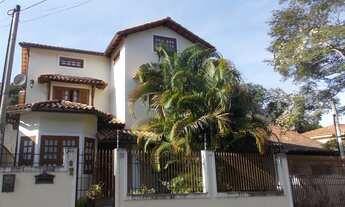 Imagem: Linda residência em rua nobre, junto ao