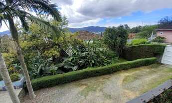 Imagem 2: Casa com 3 dormitórios, 03 salas e 04 vgs de garagem - Trindade - Florianópolis - SC