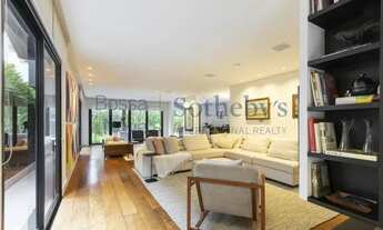 Imagem 2: Casa diferenciada em rua arborizada