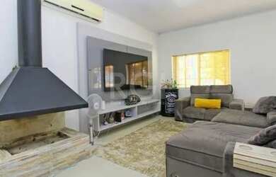 Imagem 4: Casa bairro Medianeira, com 3 dormitórios, 2 banheiros, com piscina para venda