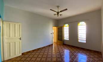 Imagem 4: Casa 2 dormitórios, uma suíte, quintal espaçoso ótima localização Vila Tibério