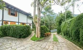 Imagem: Casa linear, mobiliada e com belezas naturais