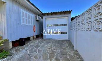 Imagem 2: Casa com 2 quartos cozinha planejada e garagem coberta pra 02 carros para locação