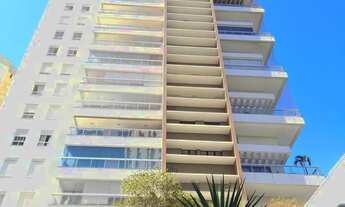 Imagem: Em frente ao Lago das Rosas com 4 suites