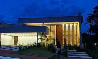 Imagem 2: Casa de condomínio para venda tem 387 metros quadrados com 4 quartos