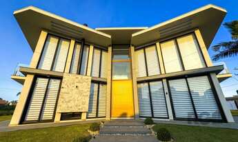 Imagem 2: Casa alto padrão com 5 suítes com closet, churrasqueira, lareira, vagas de garagem, no Con