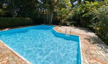 Imagem 2: Aldeia casa linda com 3 terrenos , possuindo jardim maravilhoso e piscina