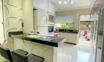 Imagem 2: Casa em condomínio com lago de carpas