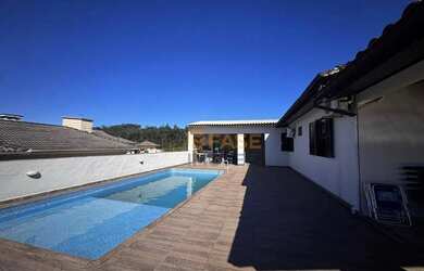 Imagem: Casa com piscina e área arborizada com