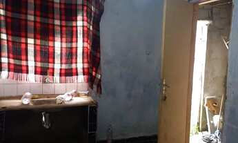 Imagem 4: Alugo quarto cozinha com banheiro e uma área pequena casa mora mas pessoas no quintal