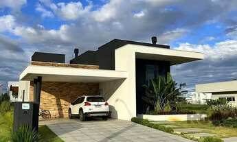 Imagem 3: Casa em condomínio com 3 suítes, churrasqueira, lareira, vagas de garagem - 175m² no bairr