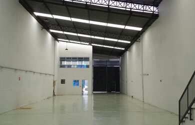 Imagem 2: EXCELENTE GALPÃP IND E COMERCIAL DISP P LOCAÇÃO 540M2 REGULARIZADO ENTRADA C BAÚ PÉ D 6 ME