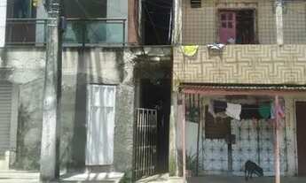 Imagem: Pequena casa de alvenaria e madeira em Canudos