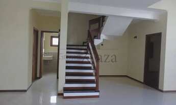 Imagem 4: Casa de condomínio para aluguel possui 296 metros quadrados com 4 quartos