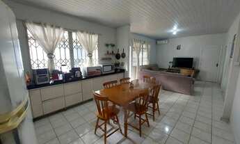 Imagem 3: Casa com Edícula tendo 3 dormitórios sendo 1 suíte e 3 vagas no bairro São Marcos em Joinv