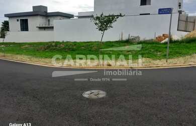 Imagem 3: Terreno bem localizado, condomínio seguro, com casas atualizadas de alto padrão em São Car