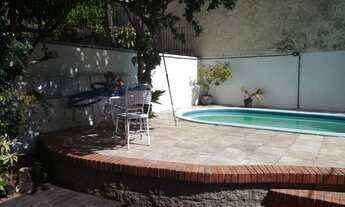 Imagem 4: Casa 03 dormitórios, com suíte, 02 vagas, pátio e piscina no bairro Menino Deus em Porto