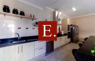 Imagem 7: Casa espaçosa com 6 quartos, 4 vagas de estacionamento e quintal - Aluguel disponível!