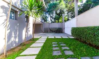 Imagem 4: Segurança 24 horas em frete a casa. Contemporânea, excelente área de lazer, repleta de arm