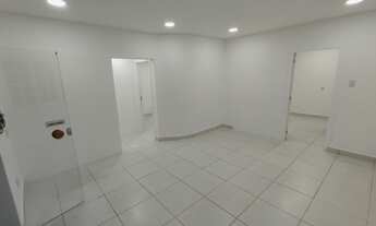 Imagem 2: Loja e sobreloja com portas de aço e portas em blindex, no centro de Macaé