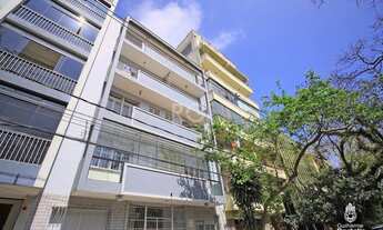 Imagem 2: Apartamento de dois dormitórios, frente, com sacada, living para dois ambientes, dois banh