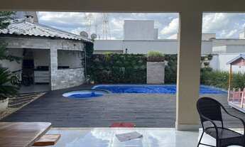 Imagem 2: Sobrado com 04 suítes e área de lazer com piscina e churrasqueira a carvão