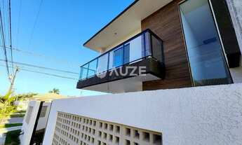 Imagem: Sobrados a poucos passos da areia, à venda