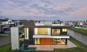 Imagem 2: Casa de esquina decorada beira lago, piscina e 05 suítes à venda - Condomínio Capão Ilhas