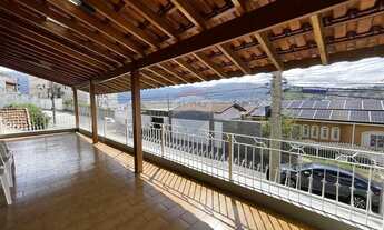 Imagem 3: Casa com 4 dormitórios sendo 01 suite e quintal no centro de Poços de Caldas