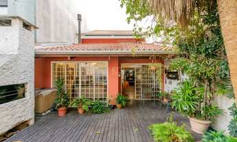 Imagem 2: Casa 03 dormitórios, com suíte, 02 vagas, pátio e piscina no bairro Menino Deus em Porto