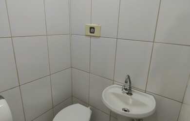 Imagem 5: Loja e sobreloja com portas de aço e portas em blindex, no centro de Macaé