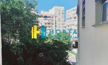 Imagem 2: Conjugado reformado, andar alto, fundos. Uma quadra da praia