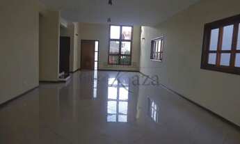 Imagem 2: Casa de condomínio para aluguel possui 296 metros quadrados com 4 quartos