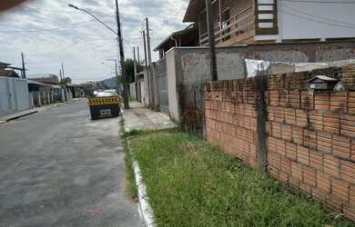 Imagem 2: Casa em rua pública