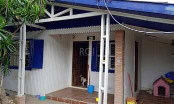 Imagem: CASA DE MADEIRA EM TERRENO CERCADO E RUA