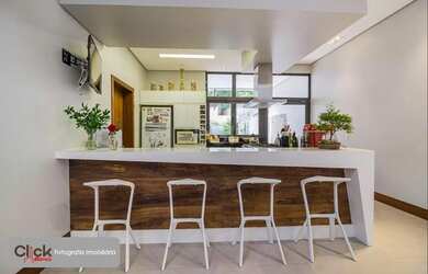 Imagem 7: CASA COM 4 DORMITÓRIOS, 370 m2 PRIVATIVOS NO BAIRRO SANTO ANTÔNIO