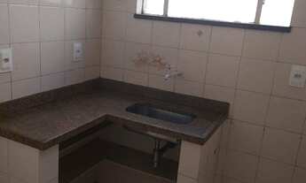 Imagem 3: Apartamento conjugado no térreo com sala, cozinha e banheiro social com instalação para má