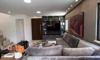 Imagem 2: Casa na Cidade Alpha com 5 quartos frente a uma área verde