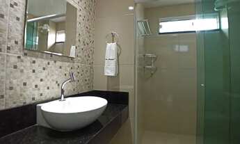 Imagem 2: Suíte tamanho médio com banheiro gigante