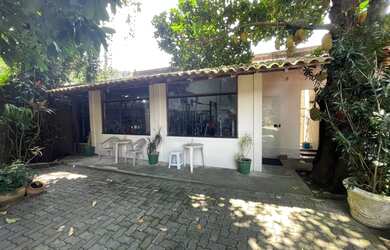 Imagem 2: Casa com 241m² de área construída em um terreno de 600m² com vaga para mais de 6 carros