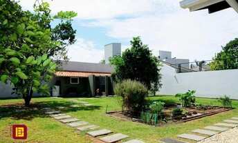 Imagem 5: Oportunidade no Village!! Casa com amplo terreno em alvenaria revestida em madeira