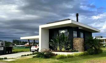 Imagem 2: Casa em condomínio com 3 suítes, churrasqueira, lareira, vagas de garagem - 175m² no bairr