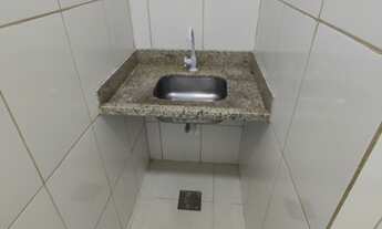 Imagem 6: Loja e sobreloja com portas de aço e portas em blindex, no centro de Macaé