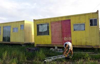 Imagem 6: Vendo 2 containera pelo preço de um. Barbada