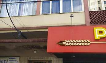 Imagem 6: Apartamento conjugado no térreo com sala, cozinha e banheiro social com instalação para má