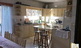 Imagem 4: Aluga-se casa em Indaial, muito bem localizada, possui 3 quartos, closet e 4 banheiros