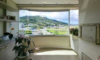 Imagem 3: Apartamento semimobiliado de 2 quartos (1 suíte), sacada com vista para o mar e 2 garagens