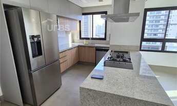 Imagem 3: Este elegante apartamento oferece 137 m² de área privativa, proporcionando conforto e sofi