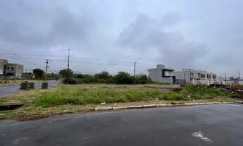 Imagem: Terreno de Esquina com 305 m² total, bairro