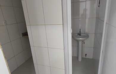 Imagem 4: Loja e sobreloja com portas de aço e portas em blindex, no centro de Macaé